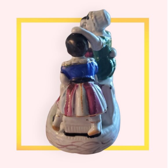 GERMAN PORCELAIN INKWELL "A TRIO OF CHILDREN AT PLAY" IN RARE PETITE SIZE - Picture 4 of 5